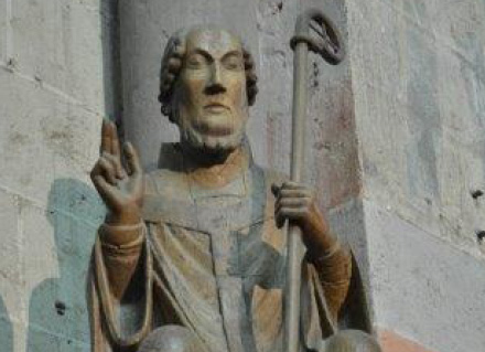 historische Statue zur Abtei