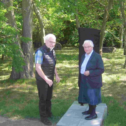 Frau Kremer enthüllt die Stele